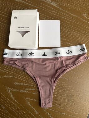 ALO Yoga Icon Cheeky Thong - Mauve with White Logo Waistband